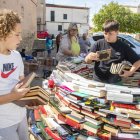 Iglú de llibres a Maldà. Centenars de volums fruit de donacions van servir ahir a Maldà perquè alumnes de l’Escola Maldanell construïssin un “refugi de paraules vives”, que es batejarà avui per votació. - AMADO FORROLLA