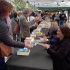 Anna Sàez, signant 'L'enverinadora' aquest dimecres de Sant Jordi a Lleida.