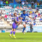 Mario Domingo intenta una rematada de cap. - JORDI ECHEVARRIA