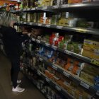 Una tienda sin luz en Lleida.