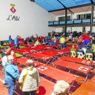 El pavelló de l’Albi, on es van habilitar desenes de llits per passar la nit. A baix a la dreta, els Bombers d’Osca evacuant el tren d’alta velocitat a Saidí. - JOAN GÓMEZ
