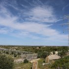 Una torre a terra de la línia d’alta tensió entre Mangraners i Begues, que Red Eléctrica està repotenciant al tram de les Borges. - AMADO FORROLLA
