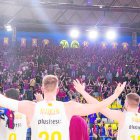 Els jugadors de l’Hiopos Lleida saluden els centenars d’aficionats que van acudir al Palau. - JAVI ENJUANES