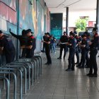 Agents dels Mossos d'Esquadra identificant diversos homes a l'estació d'autobusos de Tarragona en el marc de l'operació Kanpai