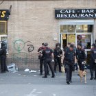 Agents dels Mossos i de la Urbana en la intervenció divendres en un bar del Centre Històric. - AMADO FORROLLA