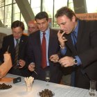 El president del Barça Joan Laporta i l'exjugador Hristo Stoitxkov degusten caragols el 2004 a l'Aplec.