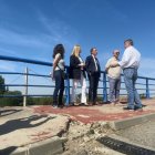 José Crespín i Begoña Iglesias van visitar ahir el pas elevat. - MARC CARBONELL