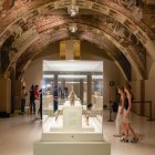 Visitants ahir a la sala del MNAC que exhibeix i conserva els fragments de pintures murals de Sixena. - KIKE RINCÓN/EUROPA PRESS