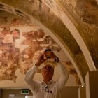 Un visitant fotografia les pinturales murals de Sixena al MNAC. - KIKE RINCÓN/EP