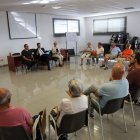 Els veïns amb esquerdes a casa pel pas de trens es van reunir ahir al local de Serrallarga. - AMADO FORROLLA