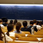 Alumnes abans de començar les PAU a la facultat de Dret, Economia i Turisme de la Universitat de Lleida (UdL).