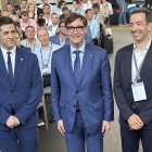 El president del Govern, Salvador Illa, a La trobada Empresarial al Pirineu acompanyat del president de la Trobada i l'alcalde de la Seu d'Urgell, Joan Barrera.