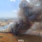 La columna de fum de l'incendi de Granyena de Segarra