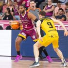 Corey Walden, en una acció del partit que l’Hiopos Lleida va jugar contra el Tenerife al Barris Nord. - JAVI ENJUANES