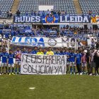 La plantilla del Lleida va protestar contra Pereira en el partit amb l’Espanyol per la falta de cobrament. - JORDI ECHEVARRIA