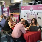 Un grup d’aficionats, dimecres passat obtenint l’abonament. - AMADO FORROLLA