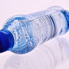 Una botella de agua fría.