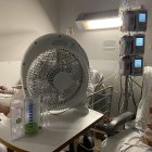 Imatge d’una de les habitacions de la tercera planta de l’Arnau amb un ventilador, ahir. - AMADO FORROLLA