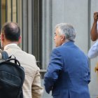 L'exsecretari d'Organització del PSOE, Santos Cerdán, i el seu advocat, Benet Salellas, a l'entrada al Tribunal Suprem.