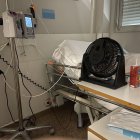 Ventilador en una habitació de la tercera planta de l’hospital Arnau diumenge passat. - AMADO FORROLLA