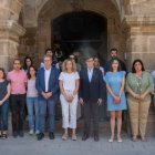 El president de la Generalitat, Salvador Illa, la consellera d'Interior, Núria Parlon, i altres autoritats durant el minut de silenci en record de les dues persones que han perdut la vida a l'incendi de Torrefeta