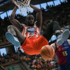 Atoumane Diagne, picant el cèrcol en un partit de la temporada passada contra el Barça.; Array - ACB PHOTO