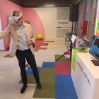 L’alcalde, Fèlix Larrosa, provant un visor de realitat virtual de l’Espai d’Innovació del Comerç. - SCD