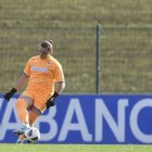 La portera Lucía Alba destaca pel seu joc de peus en la sortida de la pilota. - DEPOR FÉMINAS