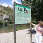 L’alcaldessa de Camarasa, Elisabet Lizaso, davant d’un dels plafons informatius dimarts. - MAGDALENA ALTISENT