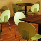 Qué significa recolocar la silla al levantarse de la mesa según la psicología