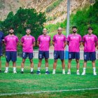 L’entrenador, Gabri Garcia, posa amb el seu staff tècnic, al camp de Garòs. - ATLÈTIC LLEIDA