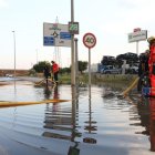 Els Bombers van actuar ahir per una acumulació d’aigua a l’N-230 a Torrefarrera. - MAGDALENA ALTISENT