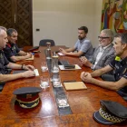 Reunió ahir entre l’alcalde, Fèlix Larrosa, i comandaments dels Mossos d’Esquadra i de la Guàrdia Urbana de Lleida. - JORDI ECHEVARRIA