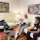 Reunió ahir de l’alcalde, Fèlix Larrosa, amb Ramon Solsona, d’Hostaleria, i el cap de la Urbana. - PAERIA