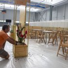 Un operari portava a terme ahir els últims retocs a la Llotja, al pavelló del Club Natació. - LAIA PEDRÓS