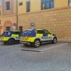 Dos vehicles de la Policia Local de Fraga aparcats a les places reservades per l’ajuntament.