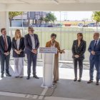 La ministra d’Habitatge, parlant flanquejada per l’alcalde de Lleida i la consellera de Territori. - ÀLEX SAMPER