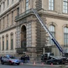 Els lladres van abandonar vora el museu el camió amb l’escala després de perpetrar l’audaç robatori. - STEPHANE DE SAKUTIN/AFP/EUROPA PRESS