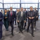 El director de la Fira, Oriol Oró, els alcaldes Larrosa i Collboni i el president de la Diputació, Joan Talarn, al nou pavelló de la Fira. - JORDI ECHEVARRIA