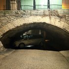 Un vehicle arrossegat per l'aigua a la riera de Móra d'Ebre, per les fortes pluges d'aquest dijous a la matinada