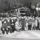 Part de l’expedició lleidatana a la rambla Ferran abans de sortir cap al Valle de los Caídos. - JCM