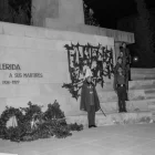 Franquistes reten homenatge a Franco el 20 de novembre del 1975 a l’antic monòlit de Cervantes. - FONS GÓMEZ VIDAL/ARXIU FOTOGRÀFIC IEI