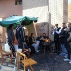 David Escudero, la seua dona, Rosario Jiménez, el seu fill i altres desallotjats, vora el bloc de pisos. - AMADO FORROLLA