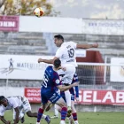 Boris Garrós remata de cap una ocasió de l’Atlètic Lleida. - INGRID SEGURA