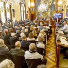 Familiars de funcionaris i treballadors de la institució represaliats, durant l’homenatge. - JORDI ECHEVARRIA