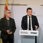 El secretari de Salut Pública, Esteve Fernández, i el conseller d'Agricultura, Òscar Ordeig, en roda de premsa per informar sobre un focus de grip aviària en una granja de Ponent.