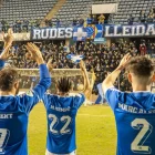Els jugadors del Lleida CF saluden l’afició després de guanyar a casa el Mollerussa. - ANIOL MORAL