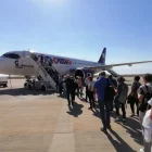 Passatgers pujant el 27 de setembre a l’avió d’Air Cairo per viatjar d’Alguaire a Egipte. - PAU PASCUAL PRAT