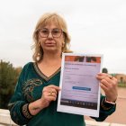 Carmen Regueiro, de Térmens, muestra su reclamación a la OCU, donde Ilertravel reconoce la deuda