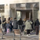 Diverses persones van fer cua per entrar a primera hora en una de les grans botigues de la capital. - PAU PASCUAL PRAT